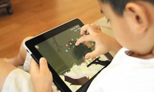 小孩暑假愛玩手機、iPad 小孩暑假愛玩手機、iPad