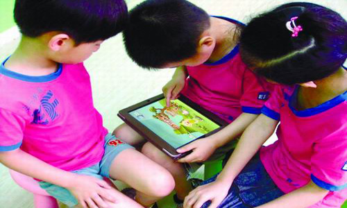 智能手機、ipad成兒童視力殺手 建議貼上防藍(lán)光膜